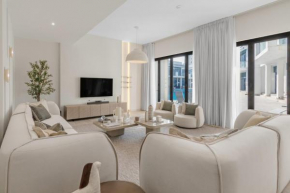 Stunning Palm Villa with Rooftop Garden, Resort Style Pool and Beach by Exclusive Holiday Homes